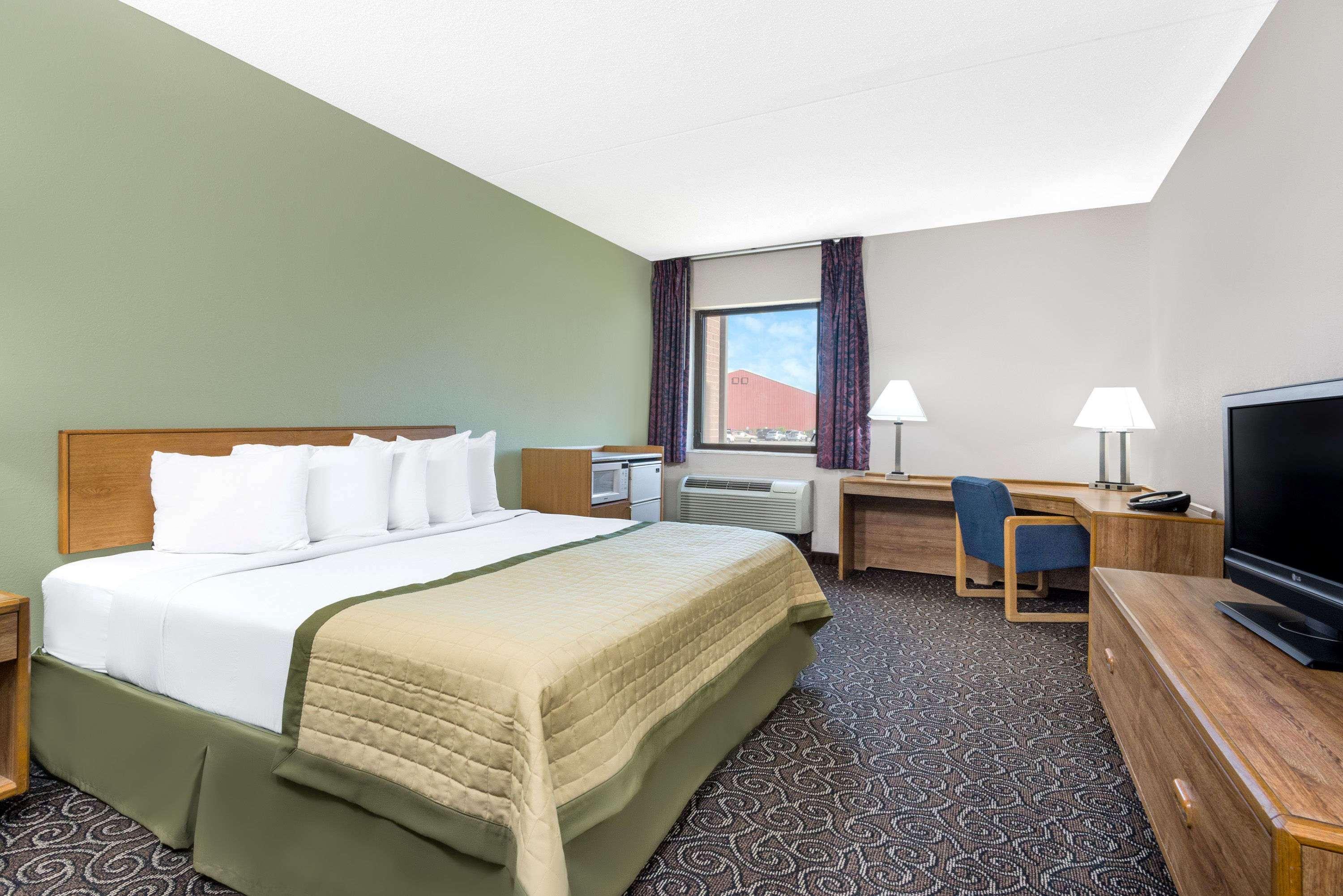 Baymont By Wyndham Muncie Near Ball State University Exterior photo