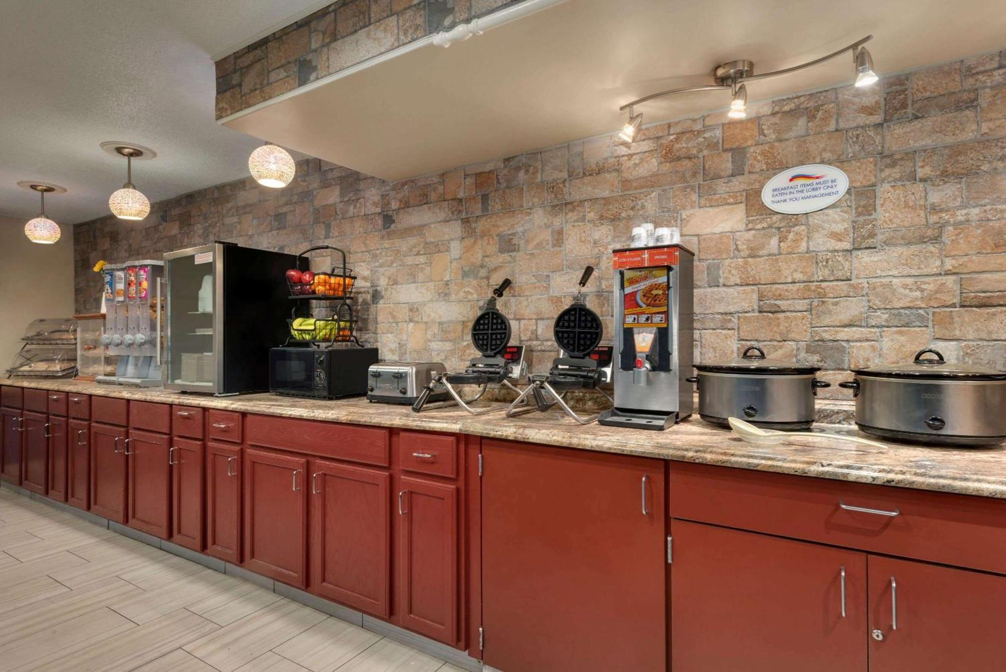 Baymont By Wyndham Muncie Near Ball State University Exterior photo