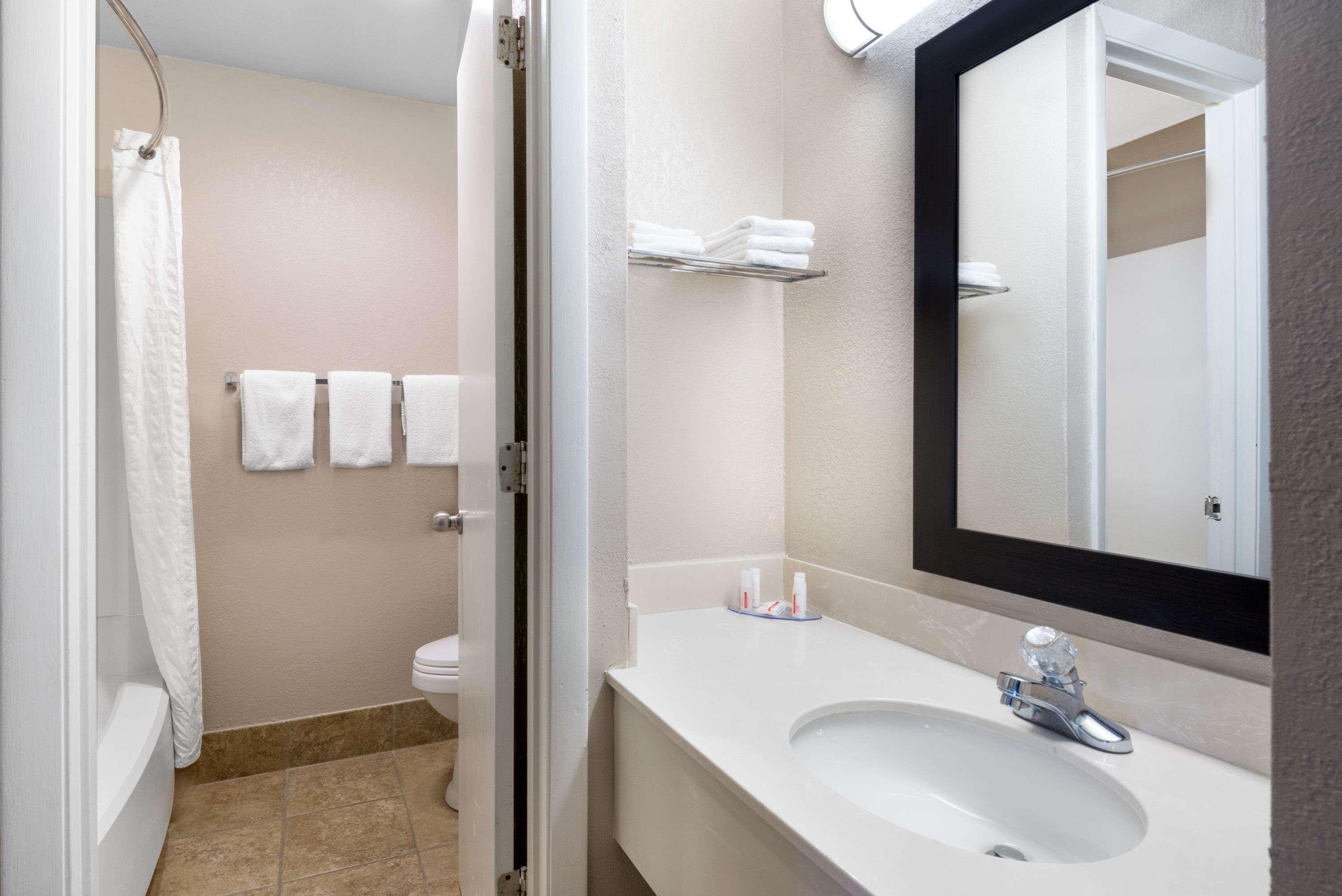 Baymont By Wyndham Muncie Near Ball State University Exterior photo
