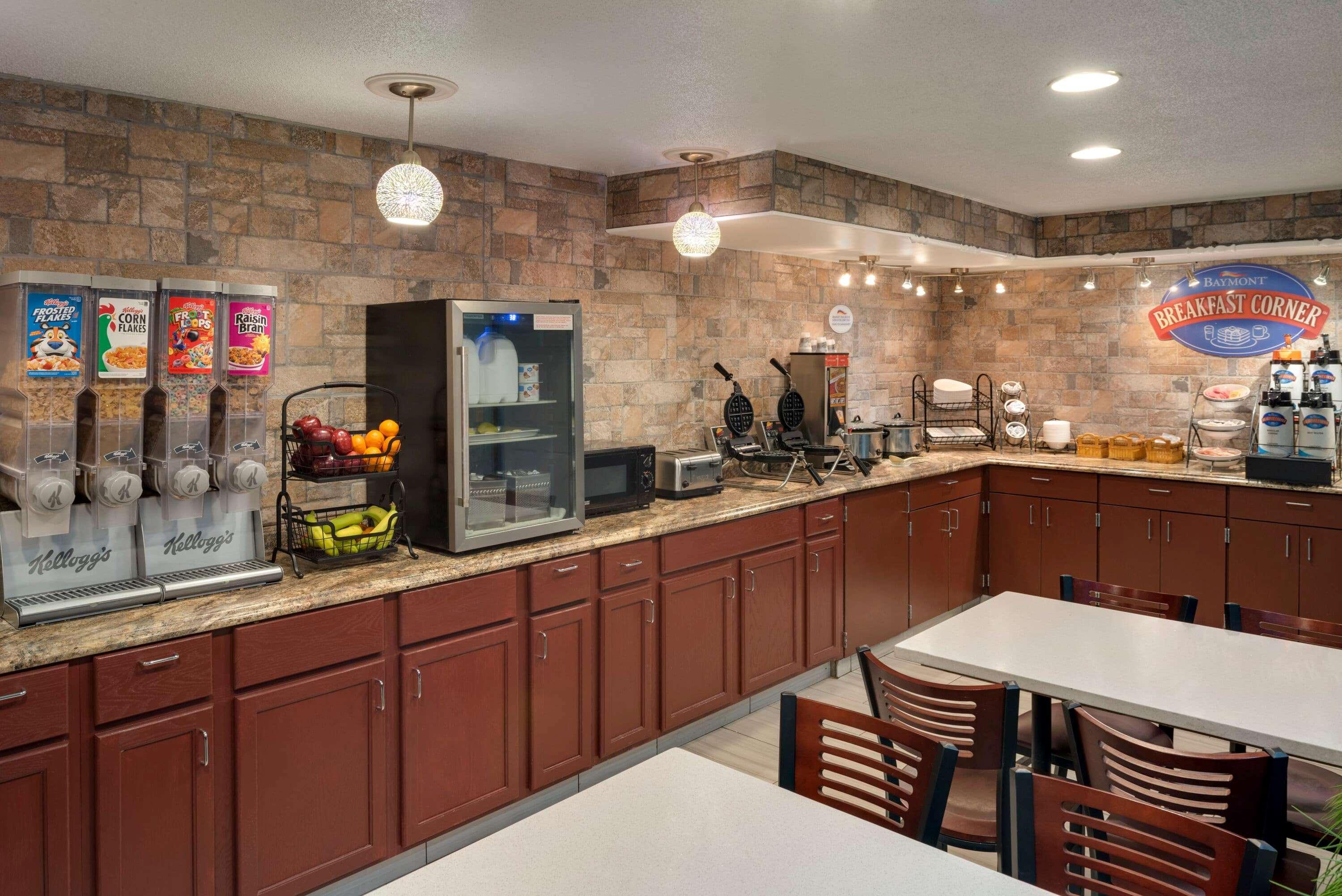 Baymont By Wyndham Muncie Near Ball State University Exterior photo