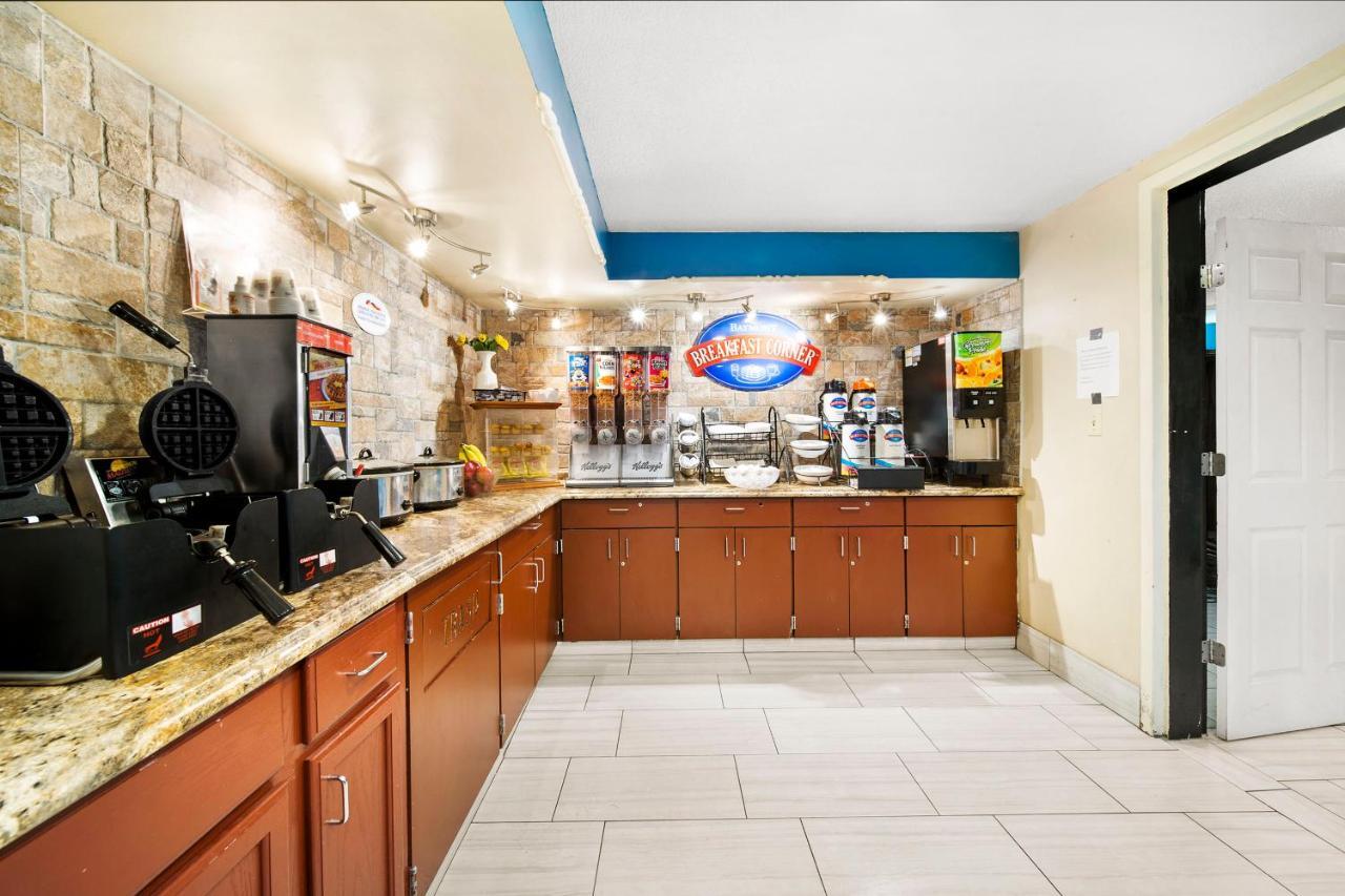 Baymont By Wyndham Muncie Near Ball State University Exterior photo